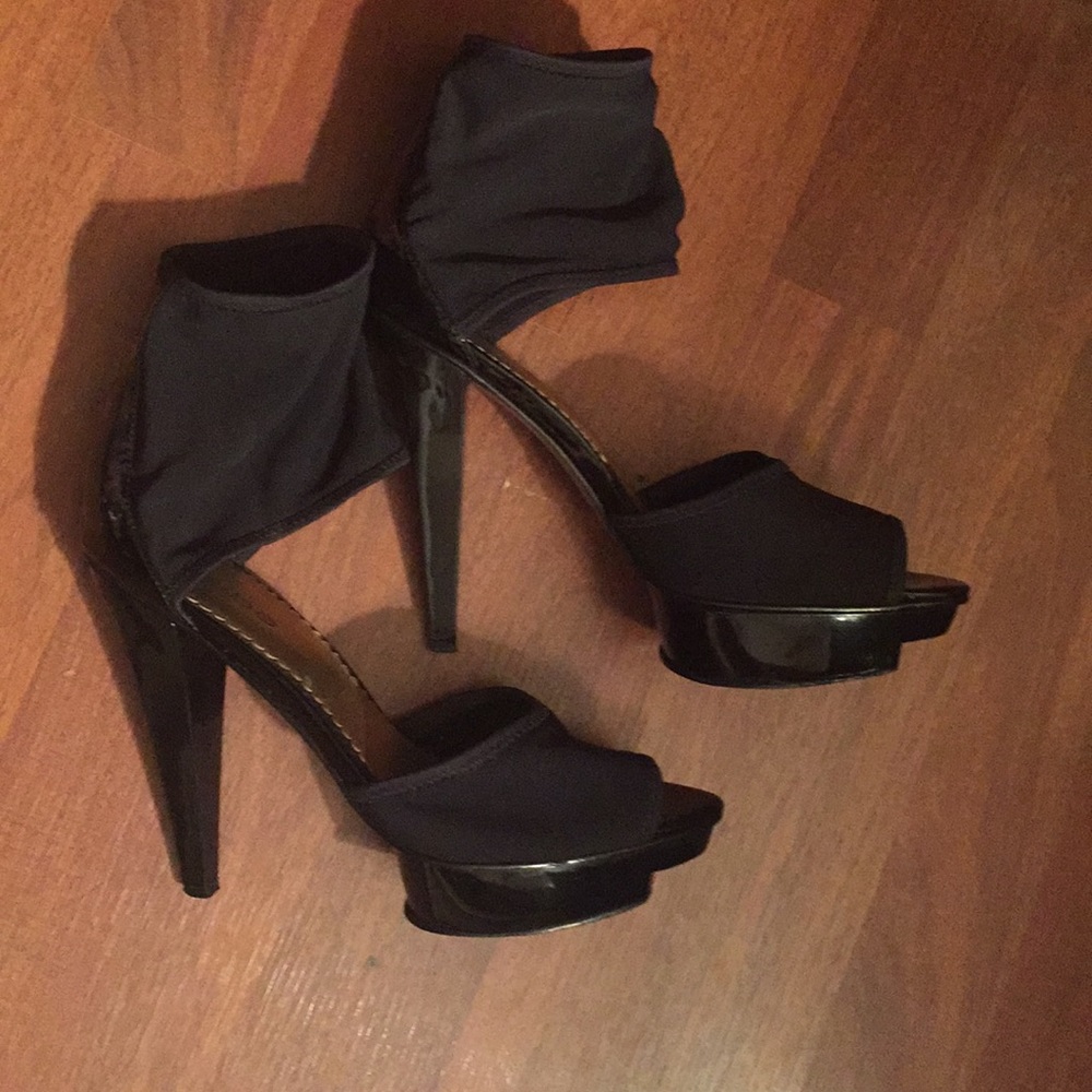 Black minka heel shoe size 8 M  only used once easy to walk with